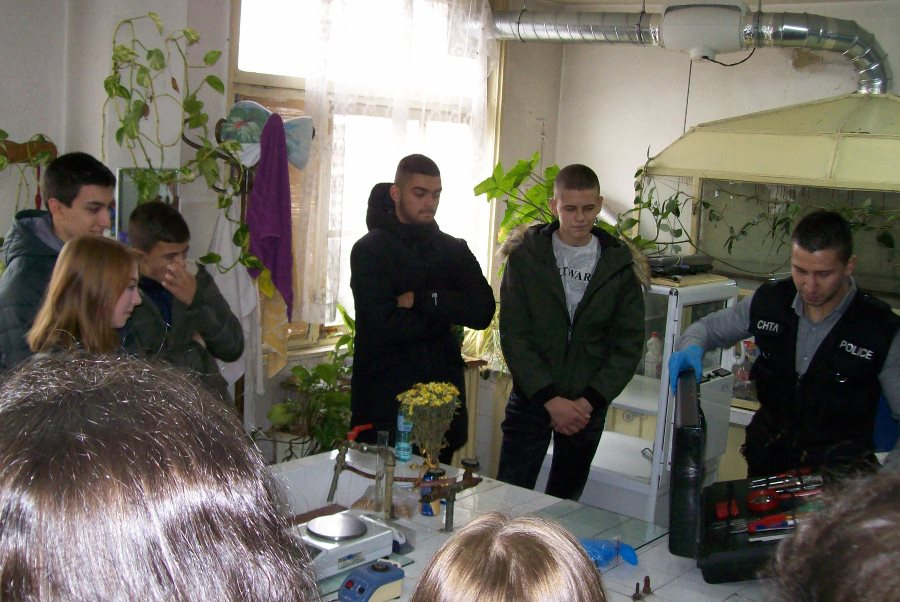 Учениците от 9-ти „а“ клас на Гимназия „Васил Левски“ в областния град, проведоха часа си по професионално ориентиране в сектор „Научно –техническа лаборатория“...